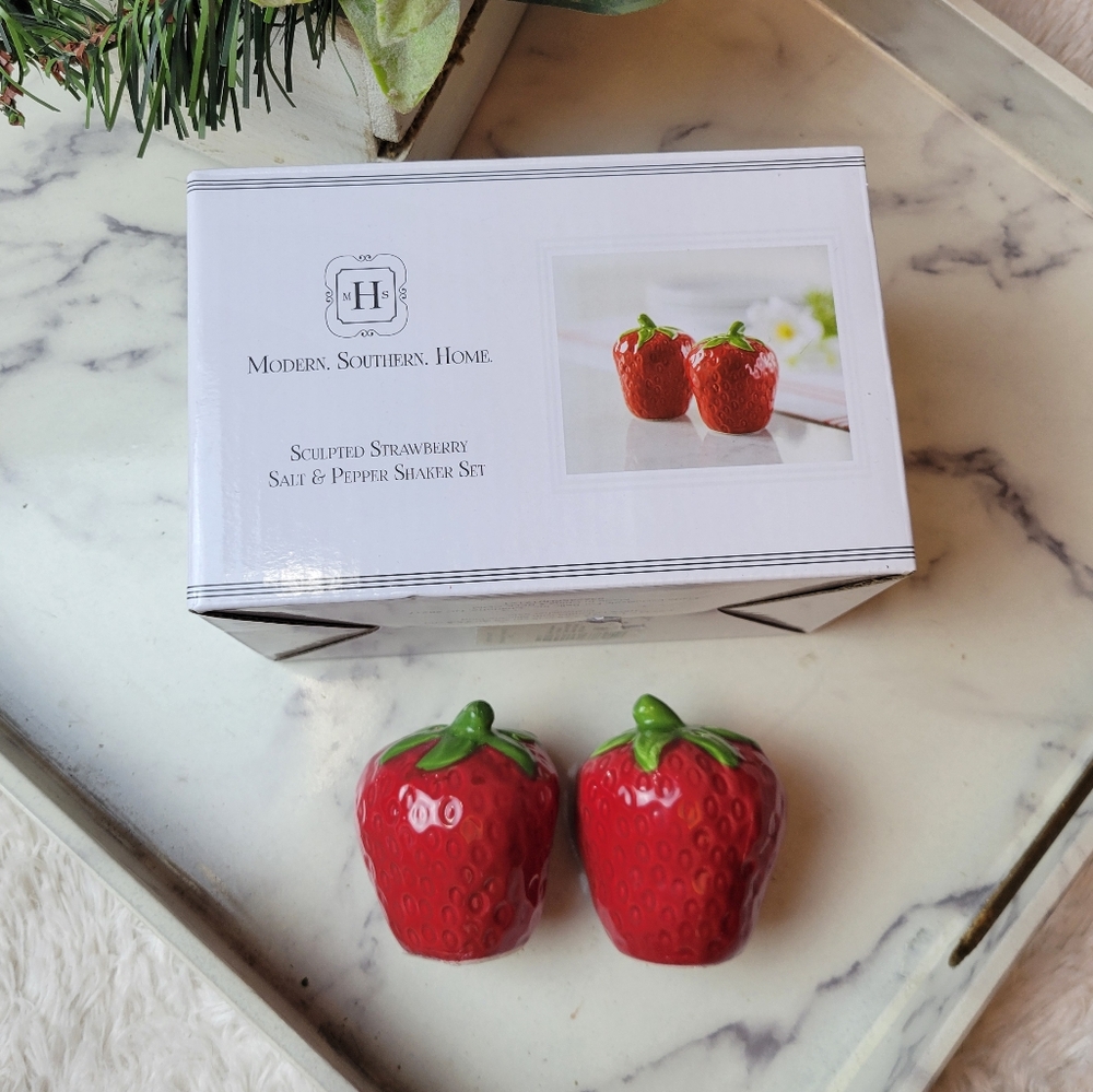 🚨NEW MODERN SOUTHERN HOME Sculpted Ceramic Strawberry Salt And Pepper Shakers